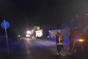 Rauch dringt aus dem Wohnhaus