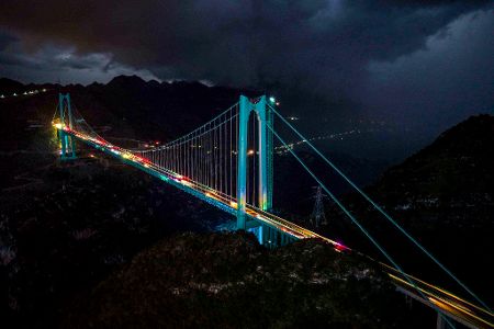 Brücke nachts mit Beleuchtung