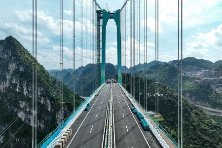 Fahrbahn der Brücke