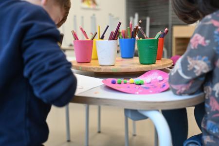 Ostdeutschland schneidet laut einer Studie bei der Kita-Fachkräftequote besser ab als die westdeutschen Bundesländer. (Archivbild)