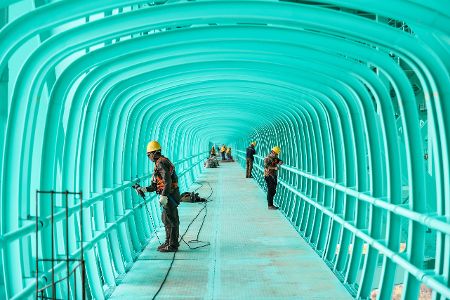 Arbeiter auf der Brücke