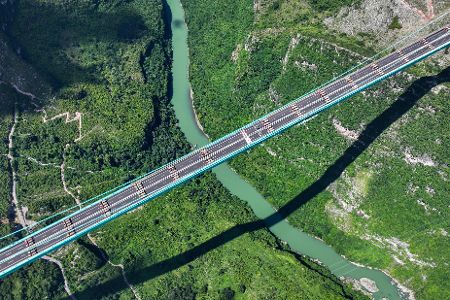 Fluss unter der Brücke