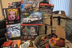 Bundespolizei stellt originalverpackte Legobausätze und Baumaschinen sicher.
Foto Bundespolizei