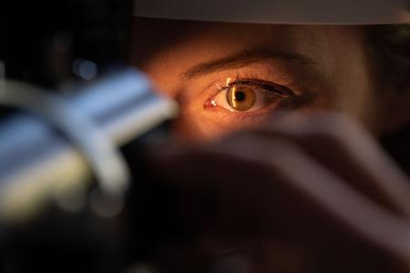 Hoher Blutdruck könnte sich auch auf die Augen auswirken – deswegen auch mal die Augen checken lassen. Hoher Blutdruck könnte sich auch auf die Augen auswirken – deswegen auch mal die Augen checken lassen.