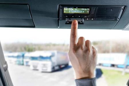 VDO Fahrtenschreiber im Fahrerhaus mit Hand