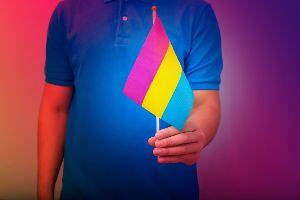 Ein Mensch hält eine Pansexuell-Flagge