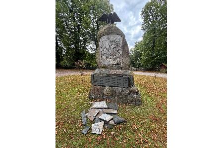 Die Polizei bittet um sachdienliche Hinweise nach dieser Sachbeschädigung am Gedenkstein. Die Polizei bittet um sachdienliche Hinweise nach dieser Sachbeschädigung am Gedenkstein.