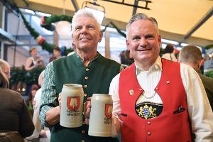Münchens Oberbürgermeister Dieter Reiter (SPD, l) und Wiesn-Chef Christian Scharpf wollen das Sicherheitskonzept überarbeiten. (Archivbild)