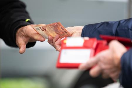 Je höher die Inflationsrate, umso geringer die Kaufkraft der Menschen: Sie können sich für einen Euro dann weniger leisten.
