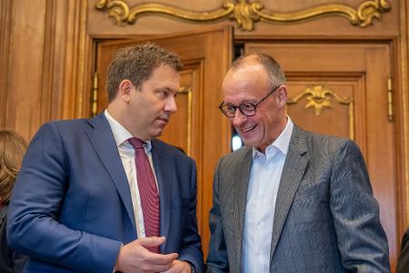 Heller Anzug, keine Krawatte: Der Kanzler überrascht bei der Kabinettsklausur mit neuem Outfit.