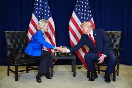 EU-Kommissionschefin Ursula von der Leyen hat US-Präsident Donald Trump in Aussucht gestellt, dass EU-Unternehmen künftig noch mehr LNG in Amerika kaufen. (Archivbild)
