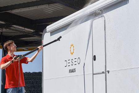 Außenreinigung des Wohnwagens