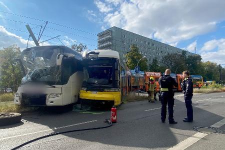 Ein Reisebus und eine Tram stoßen nahe dem Alexanderplatz zusammen, der Busfahrer wird schwer verletzt. 