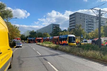 Nahe dem Alexanderplatz werden Menschen bei einem schweren Unfall verletzt. 