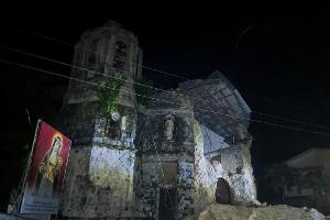 Bei dem Erdbeben wurde auch eine Kirche beschädigt.