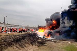 Die Feuerwehr löscht ein in  Brand geratenes Öldepot in Russland. (Archivbild)