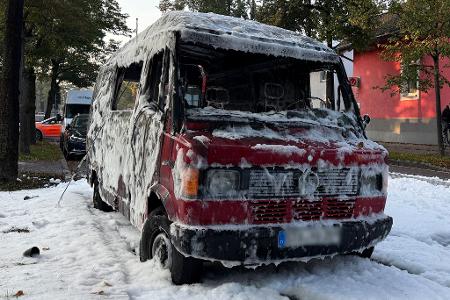 Der ausgebrannte Transporter im Münchner Stadtteil Lerchenau.