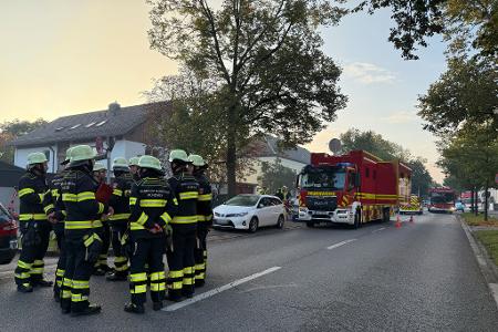 Feuerwehrleute im Münchner Stadteil Lerchenau.