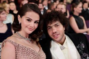 Drei Brautkleider: Selena Gomez teilt neue Hochzeitsfotos
