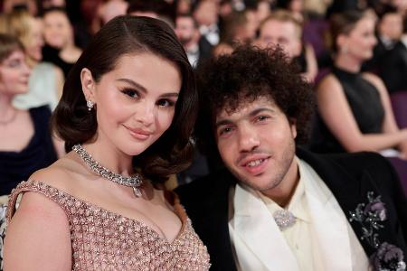 Drei Brautkleider: Selena Gomez teilt neue Hochzeitsfotos
