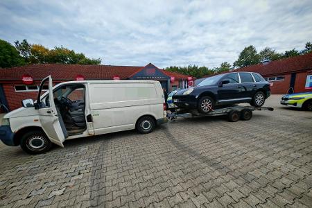 Aufnahme des Kleintransporters mit Anhänger und geladenem SUV am Kontrollort Aufnahme des Kleintransporters mit Anhänger und geladenem SUV am Kontrollort