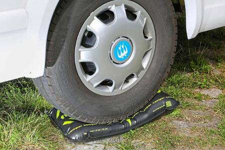 Die Standhöhe lässt sich mit dem Luftkissen Flatjack stufenlos anpassen.