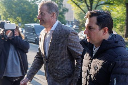 Fünf Verhandlungstage lang hat Christina Blocks Ex-Mann Stephan Hensel (in der Bildmitte) im Prozess um die Entführung der Kinder ausgesagt.