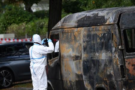 Ein Transporter brannte ebenfalls. 