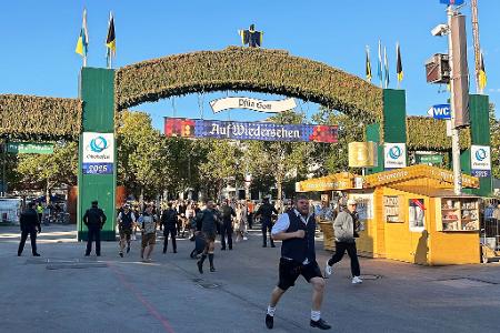 Die Besucher strömten in Richtung der Zelte.