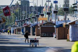 Am Mittwoch blieb die Wiesn lange leer - der Gastgewerbeverband Dehoga bringt nun einen Extra-Tag ins Spiel.