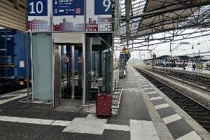 alleinstehender Koffer im Erfurter Hauptbahnhof