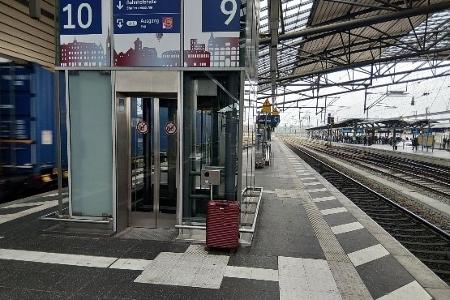 alleinstehender Koffer im Erfurter Hauptbahnhof alleinstehender Koffer im Erfurter Hauptbahnhof