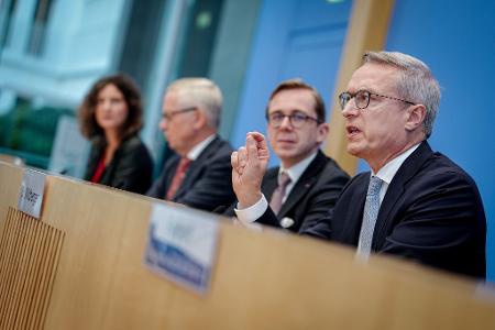 Der NKR stellt seinen Jahresbericht zusammen mit Digitalisierungsminister Karsten Wildberger (CDU) und dem Parlamentarischen Staatssekretär seines Ministeriums, Philipp Amthor (CDU), vor. Der NKR stellt seinen Jahresbericht zusammen mit Digitalisierungsminister Karsten Wildberger (CDU) und dem Parlamentarischen Staatssekretär seines Ministeriums, Philipp Amthor (CDU), vor.