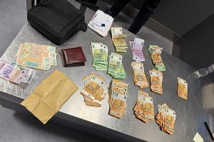 Ab 10.000 Euro muss gemeldet werden: Vom Zoll entdecktes Bargeld bei der Einreise am Flughafen