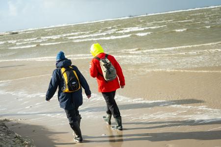 Wetterfeste Kleidung ist beim Spaziergang an der Nordsee in den nächsten Tagen ein Muss. (Archivfoto) Wetterfeste Kleidung ist beim Spaziergang an der Nordsee in den nächsten Tagen ein Muss. (Archivfoto)