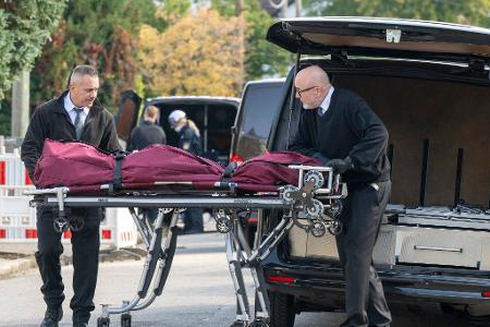 Nach dem dramatischen Einsatz mit Großbrand und Explosionen wird eine Leiche aus dem Haus geborgen. 