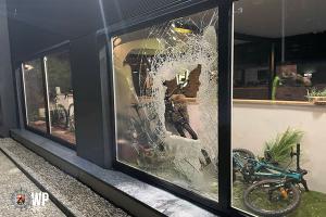 Die Täter schlugen die Schaufensterscheibe des Geschäftes ein und stahlen zwei E-Bikes.