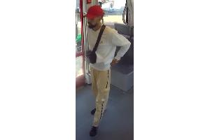 Dieser Mann griff einen 71-Jährigen in einer Straßenbahn an.