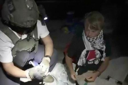 Die schwedische Aktivistin Greta Thunberg war eine der ersten Teilnehmerinne der Global Sumud Flotilla, die von israelischen Soldaten auf See festgenommen wurde. 