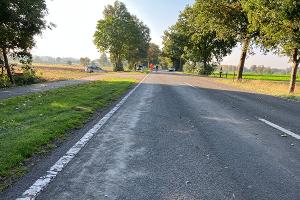 Die Unfallstelle befindet sich in Höhe einer Hofzufahrt und eines Feldweges.