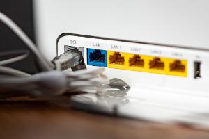 Ein LAN-Kabel im Router - in Millionen Haushalten steckt es noch immer in der DSL-Öffnung. 
