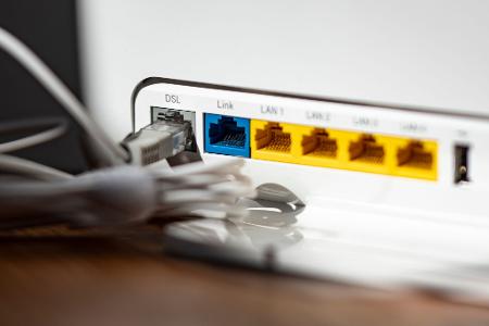 Ein LAN-Kabel im Router - in Millionen Haushalten steckt es noch immer in der DSL-Öffnung. 