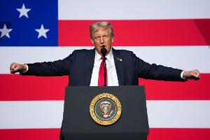 Trump wünscht, dass die Unis verbieten, was "konservative Ideen bestrafen, herabsetzen oder sogar Gewalt gegen sie anstiften könnte".  