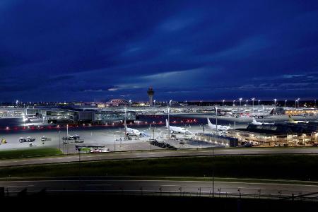 Mehrere Menschen hatten am Abend Drohnen über dem Flughafen in München gesichtet. (Archivbild)