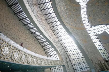 Tag der offenen Moschee: Besucherin in der Kölner Zentralmoschee