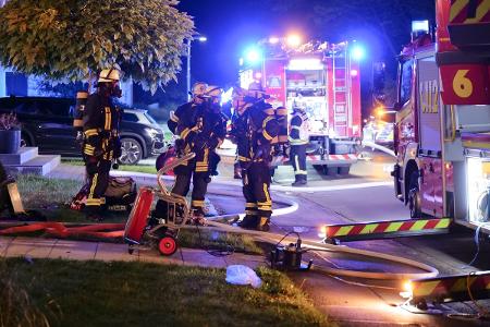 Die Feuerwehr ging mit mehreren Trupps unter Atemschutz zur Brandbekämpfung vor