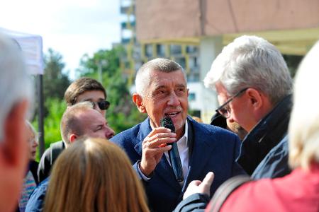 Der tschechische Milliardär und Gründer der Partei ANO, Andrej Babis, bei einem Wahlkampfauftritt im Prager Stadtteil Modrany. (Archivbild)