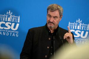 Bayerns Ministerpräsident Markus Söder (CSU) hat die Drohnensichtungen in München in einen Zusammenhang mit anderen Vorkommnissen in Europa gestellt. (Archivbild)