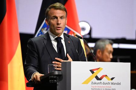 Präsident Macron schlägt in seiner Rede einen weiten Bogen.