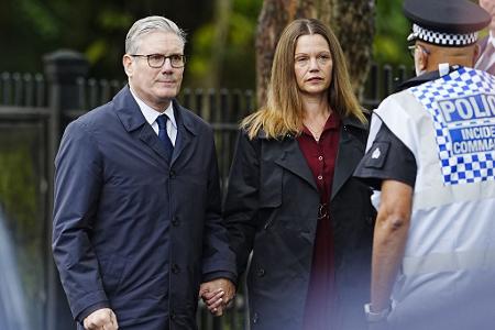 Der britische Premier Keir Starmer besucht den Ort des Geschehens am Tag nach dem Angriff auf eine Synagoge in Manchester.